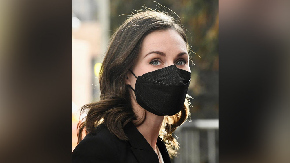 খুব ছোট বয়েসে সানার মদ্যপ বাবার সঙ্গে মায়ের বিচ্ছেদ হয়ে হয়ে যায়। সেই বিচ্ছেদের পর নিদারুণ আর্থিক সঙ্কটের মধ্যে পড়েন তাঁরা।