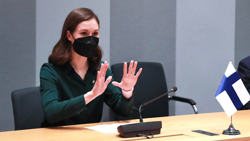 এর পর তাঁর মা এক মহিলার সঙ্গে একত্রবাস করতে শুরু করেন। ফলে এক মহিলা পরিবেষ্টিত পরিবারে মধ্যে বড় হয়ে ওঠেন সানা।