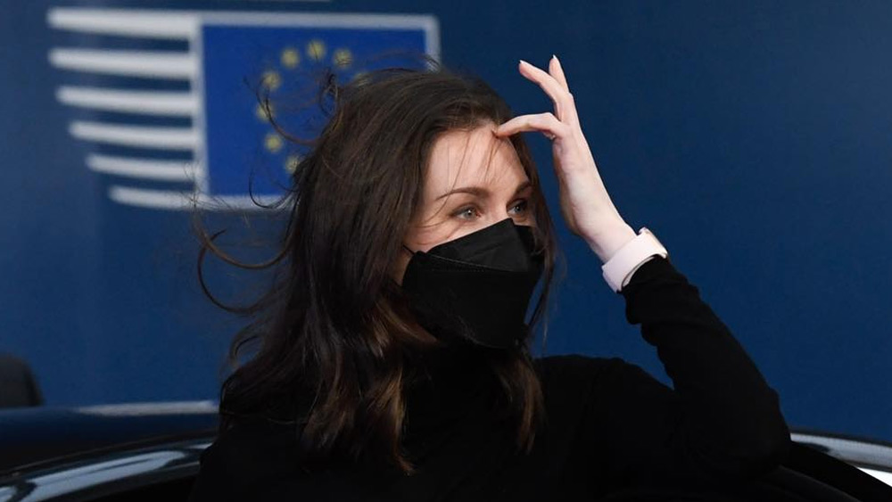 নিদারুণ আর্থিক সঙ্কটের মধ্যে তাঁকে খুব ছোট বয়স থেকে টাকা রোজগারের জন্য বেরিয়ে পড়তে হয়। এক বেকারিতে কাজ নেন তিনি। এ ছাড়া আংশিক সময়ের জন্য সংবাদপত্রও বিক্রি করতেন।