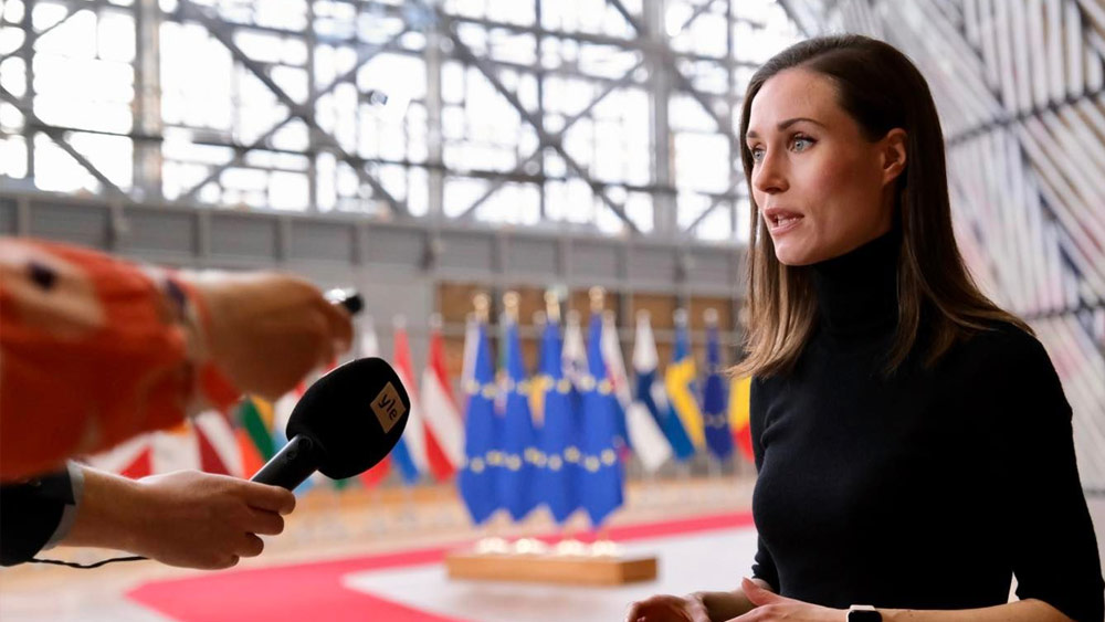 ২০০৪ সালে ১৯ বছর বয়সে তিনি স্নাতক হন। অতঃপর, ট্যাম্পারে বিশ্ববিদ্যালয়ে ভর্তি হওয়ার সুযোগ পান সানা। সেখানে তিনি প্রশাসনিক বিজ্ঞান নিয়ে পড়াশোনা করেন।