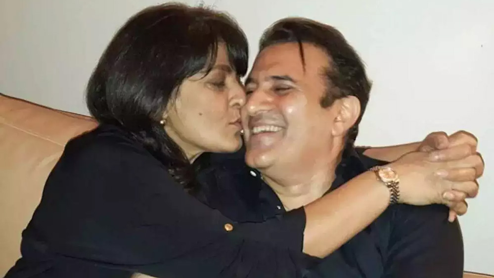 পরমীত আরও বলেন, ‘‘পুরোহিত প্রথমেই জিজ্ঞেস করেছিলেন, আমরা বাড়ি থেকে পালিয়ে এসেছি কি না। তার পর জিজ্ঞেস করেছিলেন, পাত্রী প্রাপ্তবয়স্ক কি না।’ 