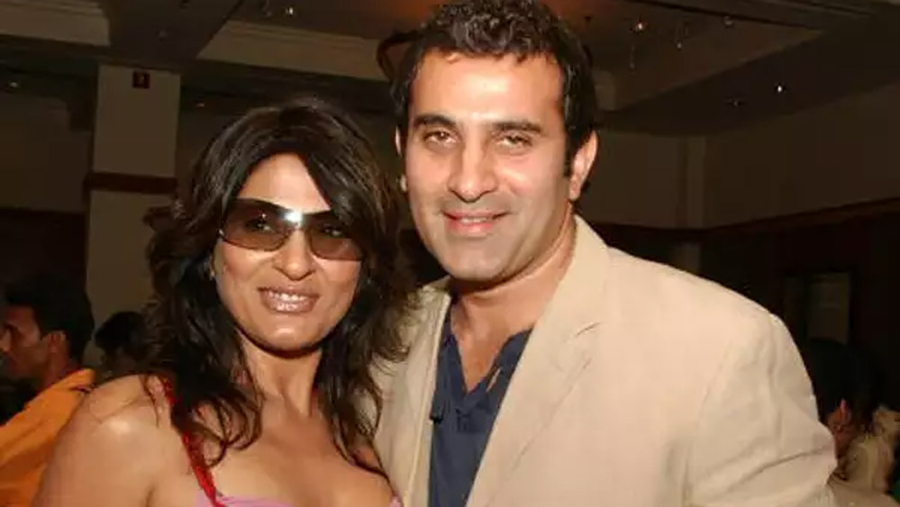 বলিউডে নিজের অভিনয়ের কেরিয়ার টিকিয়ে রাখতে মুখ বন্ধ করে রেখেছিলেন অর্চনা। অর্চনা বলেন, ‘‘আমরা দু’জনেই বিয়ে করতে চেয়েছিলাম। কিন্তু পরমীত আমার কেরিয়ারে কোনও ক্ষতি চায়নি। তাই দু’জনেই মুখে কুলুপ এঁটে ছিলাম।’’