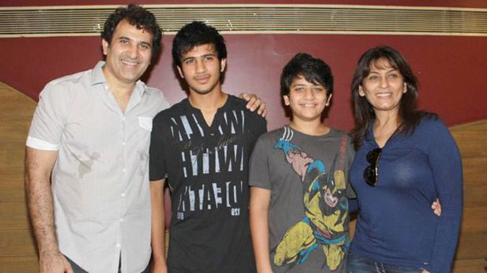 তাঁদের বিয়ের ব্যাপারে এক জ্যোতিষীকে হাত দেখিয়েছিলেন অর্চনা। সেই জ্যোতিষী অর্চনাকে জিজ্ঞেস করেছিলেন, তাঁদের বিবাহজীবন ঠিকঠাক চলছে কি না।