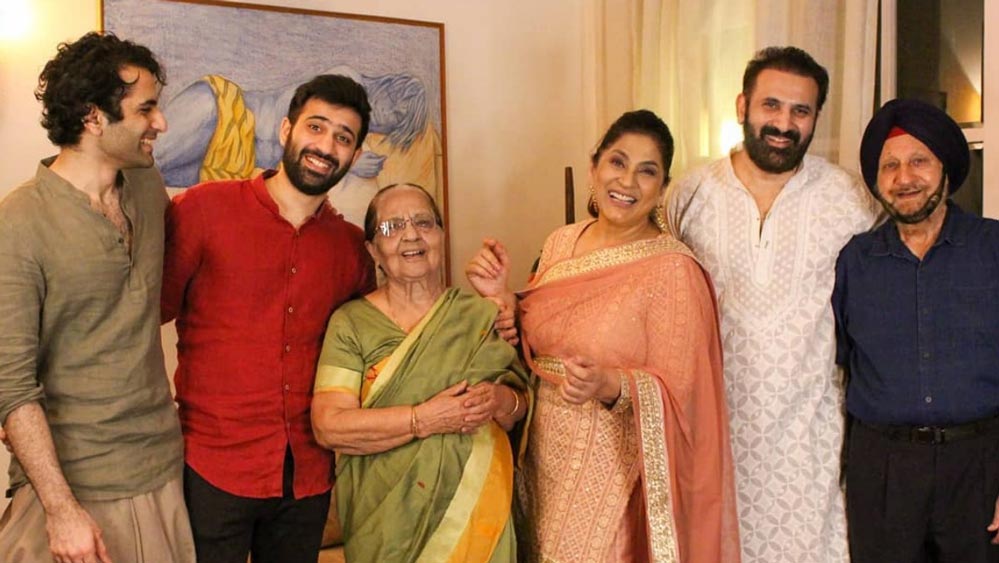 তারপর আর পিছনে ফিরে তাকাতে হয়নি এই দম্পতিকে। ভালবাসা, কাজ, খুনসুটি এবং দুই ছেলেকে নিয়ে নিটোল সংসার তৈরি করেছেন তাঁরা।