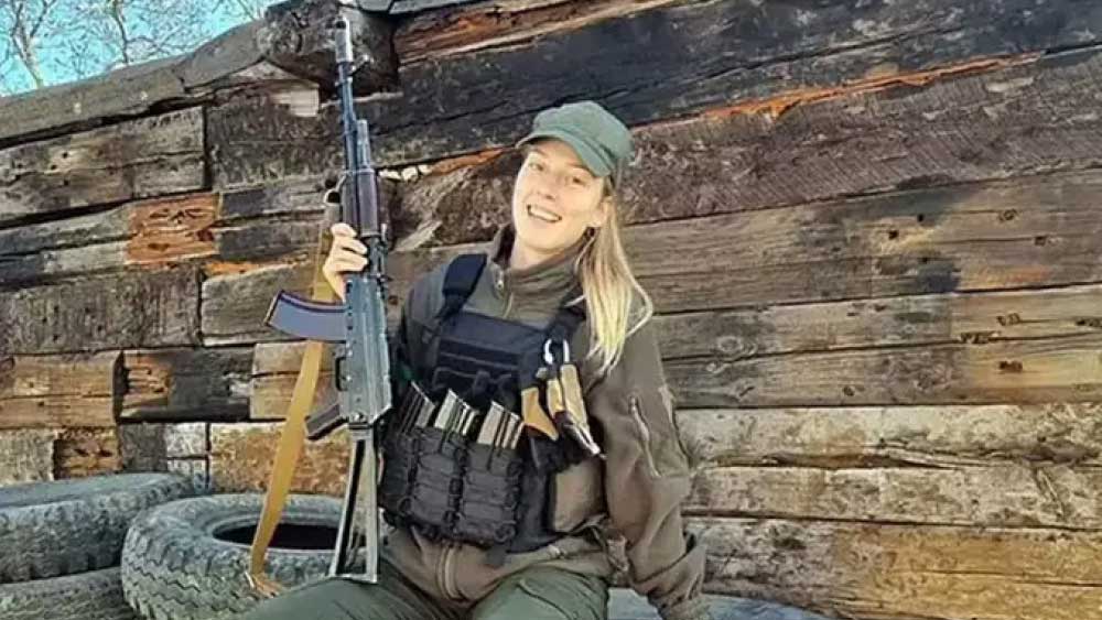 ২৭ ফেব্রুয়ারি সুইজারল্যান্ড, তার পরে ইটালিতে প্রতিযোগিতার প্রস্তুতি নিচ্ছিলেন ২২ বছরের ইউক্রেনীয় শ্যুটার ক্রিস্টিনা দিমিত্রেঙ্কো। আর ২৪ ফেব্রুয়ারি তাঁর দেশে হানা দিল রুশ সেনা। এক লহমায় বদলে গেল তাঁর খেলোয়াড় জীবন। প্রতি দিন দেশের একের পর এক জায়গায় রুশ সেনার ধ্বংসলীলার খবর। আর বসে থাকতে পারলেন না। বন্দুক তুলে নিলেন দেশ রক্ষা করতে। ক্রিস্টিনা যোগ দিলেন ইউক্রেন সেনাবাহিনীতে।