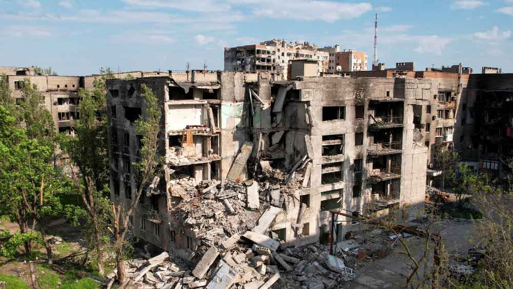 বয়স মাত্র ২২ বছর। স্বপ্ন আকাশ ছোঁয়ার। ফেব্রুয়ারি মাসে কার্পাথিয়ান পর্বতমালায় ক্যাম্প করে নিজের শ্যুটিং অনুশীলনে ব্যস্ত ছিলেন তরুণী ক্রিস্টিনা। খবর এল, তাঁর দেশ আক্রমণ করেছে পুতিন-বাহিনী। কয়েক দিনের মধ্যেই বদলে গেল লক্ষ্য। অস্ত্র একই থাকল, কিন্তু বদলে গেল যুদ্ধক্ষেত্র।