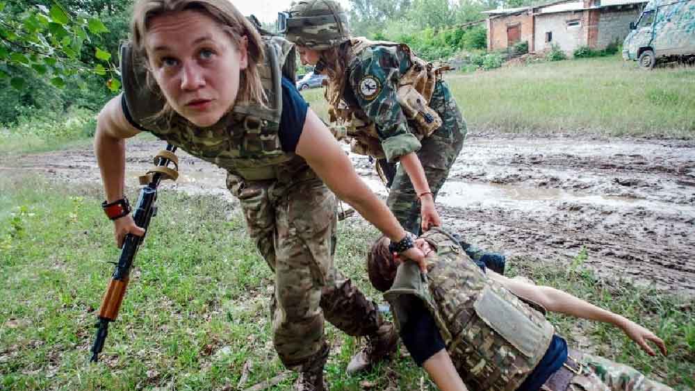 কোন ধরনের অস্ত্রে বেশি স্বচ্ছন্দ তিনি? ক্রিস্টিনা জানান, মেশিনগান হোক বা রাইফেল, সবেতেই তিনি সমান পারদর্শী। 