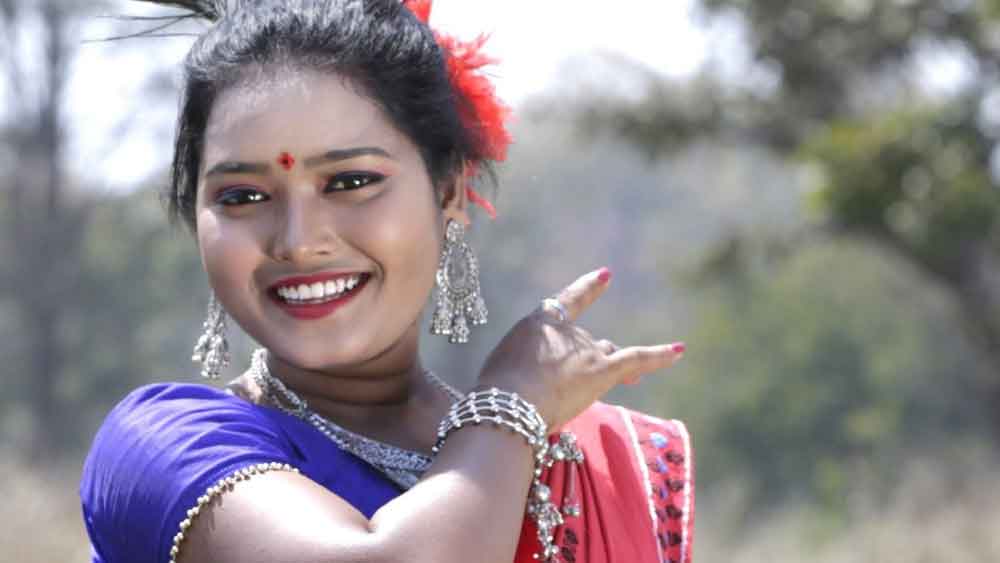 বয়স মাত্র ২২। ‌পরিচয় অভিনেত্রী এবং গায়িকা। সাঁওতালি এই শিল্পীকে ঘিরেই বর্তমানে নানা কৌতূহল নেটপাড়ার বাসিন্দাদের। তিনি ডগর টুডু।