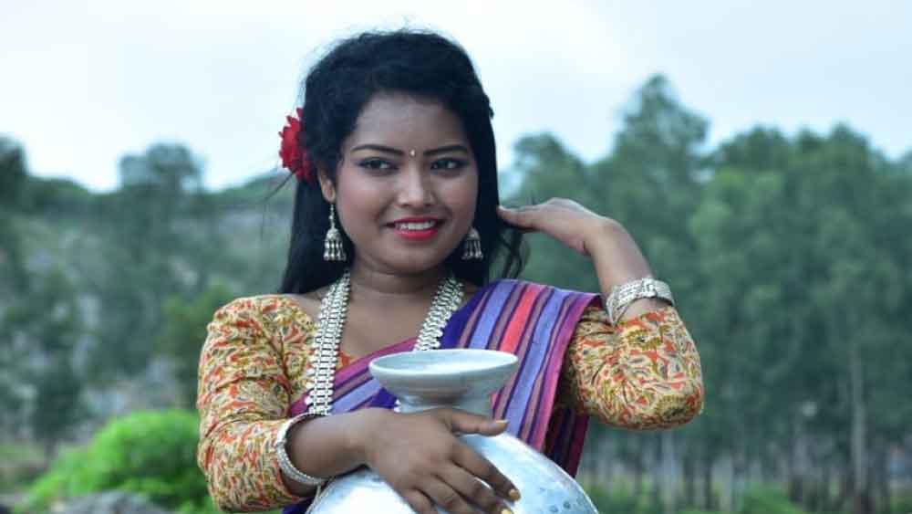 সেই চলচ্চিত্রে অভিনয় করেছেন ডগর। যে অভিনয় নজর কাড়ে গুণীজনের। দ্বাদশ দাদাসাহেব ফালকে ফিল্ম ফেস্টিভ্যাল ২০২২-এ শ্রেষ্ঠ অভিনেত্রীর পুরস্কারও পেয়েছেন ডগর টুডু। যদিও এই পুরস্কারের সঙ্গে কেন্দ্রের দেওয়া ‘দাদা সাহেব ফালকে’ পুরস্কারের সম্পর্ক নেই। এই ছবির প্রযোজক ছিলেন রায়গঞ্জের বিধায়ক কৃষ্ণ কল্যাণী এবং পরিচালক ছিলেন পল্লব রায়।