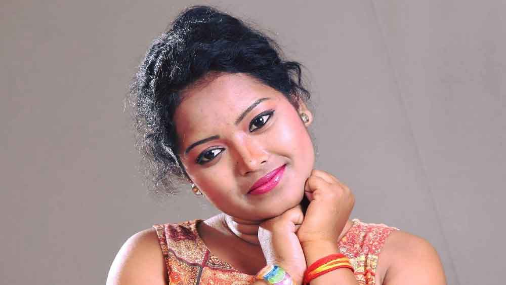 ডগরের জন্ম ১৮ মে ১৯৯৮। পুরুলিয়ার মানবাজার-১ ব্লকের বাসিন্দা ডগরের আসল নাম ডগরমুনি টুডু।