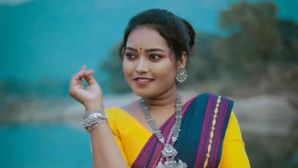 শুধু চলচ্চিত্রে অভিনয়ই নয়, সাঁওতালি গানও করেন ডগর। তাঁর বহু মিউজিক ভিডিয়ো জনপ্রিয় হয়েছে।