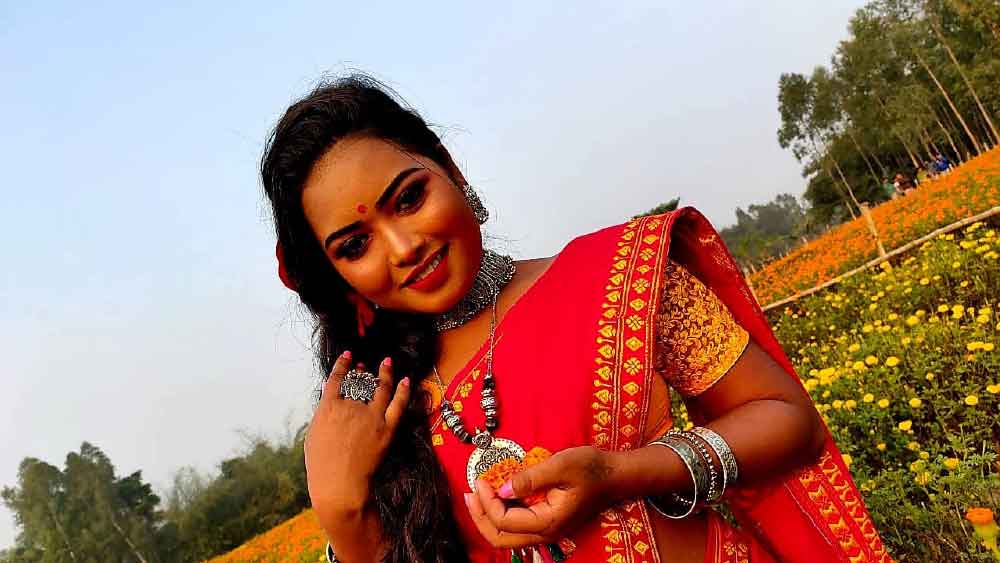 বিনোদন জগতে নিজেকে প্রতিষ্ঠার পাশে পড়াশোনা অবহেলা করেননি ডগর। বাঁকুড়া বিশ্ববিদ্যালয় থেকে সাঁওতালি ভাষায় স্নাতকোত্তর সম্পূর্ণ করেছেন।