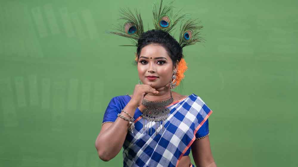 সব ধরনের পোশাকে স্বচ্ছন্দ হলেও ডগরের সব চেয়ে প্রিয় ঐতিহ্যবাহী সাঁওতালি পোশাক। 