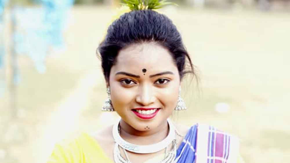 পোশাক নিয়ে নিজেই বলেছেন, ‘‘আমাদের ঐতিহ্যবাহী পোশাক যে কোনও ধরনের পরিস্থিতিতেই পরা যায়। নিজে এই পোশাকেই সব চেয়ে স্বচ্ছন্দ বোধ করি। মনোবল বেড়ে যায়।’’