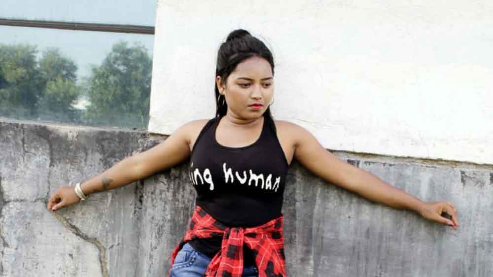 মাত্র ১২ বছর বয়স থেকে অভিনয় শুরু করেন। ধীরে ধীরে জনপ্রিয় হয়ে ওঠেন সাঁওতালি সমাজে। বহু পূর্ণ দৈর্ঘ্যের ছবির মূল চরিত্রে অভিনয় করেছেন তিনি।