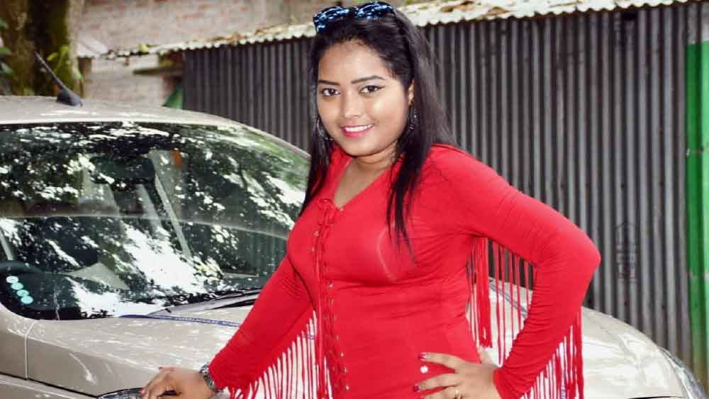 শুধু গান বা অভিনয়ই নয়, নিজে সাঁওতালি ভাষায় গান লেখেন এবং সুরও করেন ডগর।