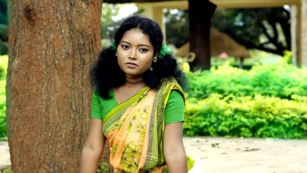 নেটমাধ্যমে সক্রিয়। ফেসবুকে প্রায় ৩ লক্ষ ফলোয়ার। ইন্সটাগ্রাম এবং টুইটারেও নিজের উপস্থিতি নিয়মিতই জানান দেন।