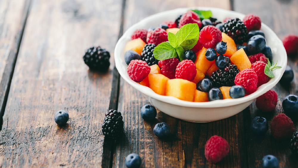 সব ছেড়ে দিনের পর দিন প্রচুর ফল খেতে শুরু করলে অপুষ্টি থেকে শুরু করে ক্লান্তি, রক্তাল্পতা হতে পারে৷ 