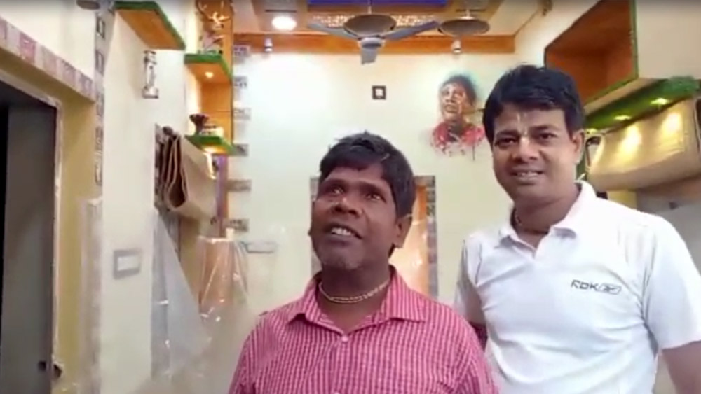 ভুবন বাদ্যকরের বাড়িতে তাঁর প্রতিবেশী।