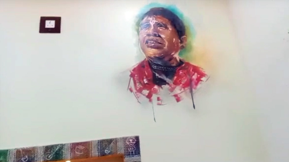 বারান্দায় আঁকা হয়েছে ভুবন বাদ্যকরের ছবি।