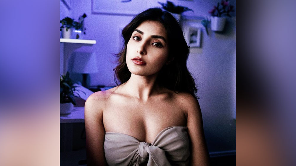 একটি ছবিতে দেখা যায়, তিনি একটি ‘নটেড’ টপ পরে বসে রয়েছেন। তাঁর শরীরের ঊর্ধ্বাংশ অনেকটাই অনাবৃত।