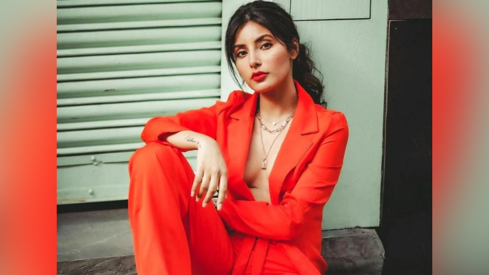 অন্য একটি ছবিতে দেখা যায়, তাঁর পরনে একটি লাল কোট। কোটের সবকটি বোতাম খোলা।