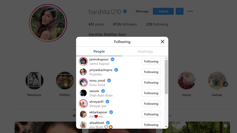 এঁদের মধ্যে বেশির ভাগই সিনেমা এবং সঙ্গীত জগতের সঙ্গে যুক্ত ভারতীয় অথবা বিদেশি তারকা। এ ছাড়াও বিভিন্ন পত্রিকা এবং নামজাদা ব্র্যান্ডের অ্যাকাউন্ট ফলো করেন তিনি। 