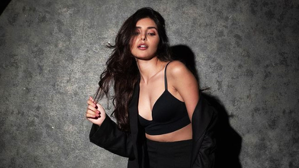 কেউ কেউ আবার মাঝেমধ্যে অশালীন মন্তব্যও করে বসেন। কিন্তু হর্ষিতার প্রতিটি ছবিই সকলের পছন্দের তালিকায় রয়েছে।