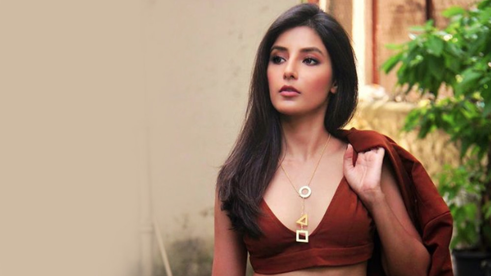 এ ছাড়াও বিভিন্ন মিউজিক ভিডিয়ো, সিনেমা এবং ওয়েব সিরিজেও দেখা গিয়েছে তাঁকে। এমনকি, নামী ব্র্যান্ডের বি়জ্ঞাপনেও মুখ দেখা যায় তাঁর।