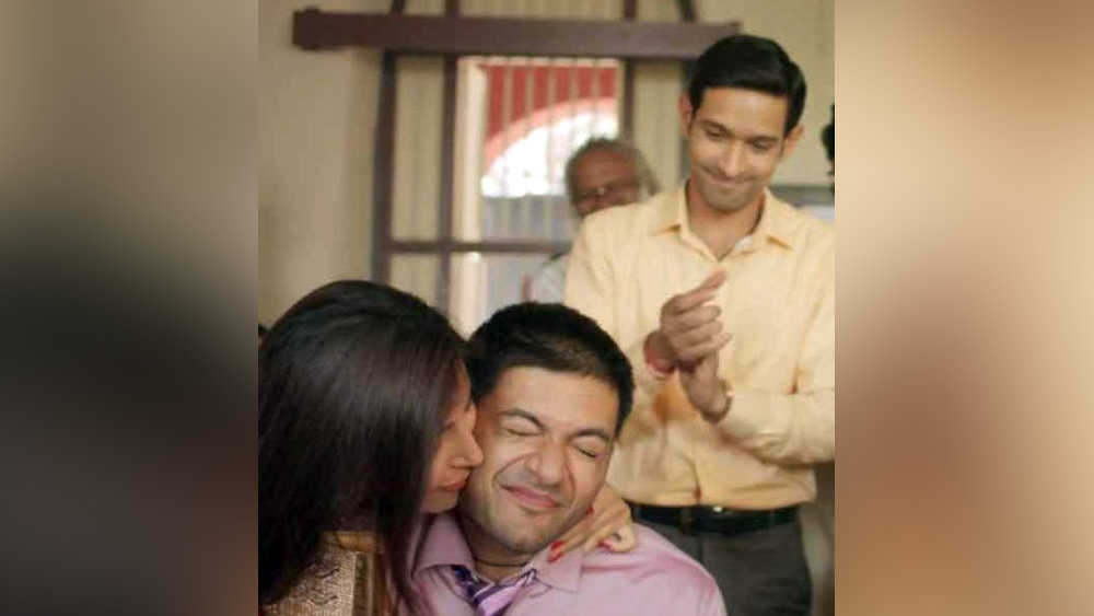 মূল কাহিনিতে তাঁদের বোন ছিলেন ‘ডিম্পি’। ওয়েব সিরিজের পার্শ্বচরিত্র হিসাবে হর্ষিতা গৌর খুব নিম্ন মধ্যবিত্ত পরিবারের একটি মেয়ের ভূমিকায় অভিনয় করেছিলেন।