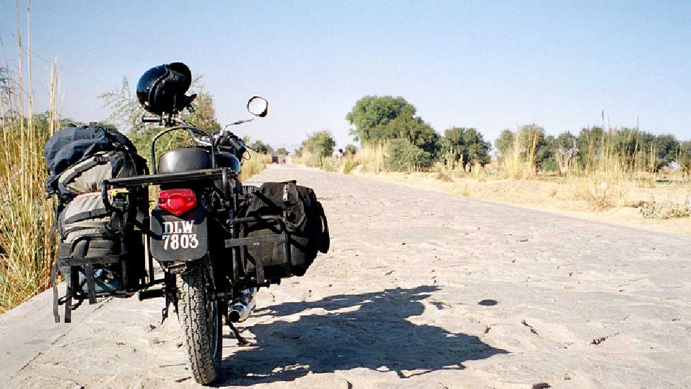 প্রথম দিন বাইকে কলকাতা থেকে যাত্রা শুরু করে চলে যান বারাণসী। প্রায় সাড়ে সাতশো কিলোমিটার।