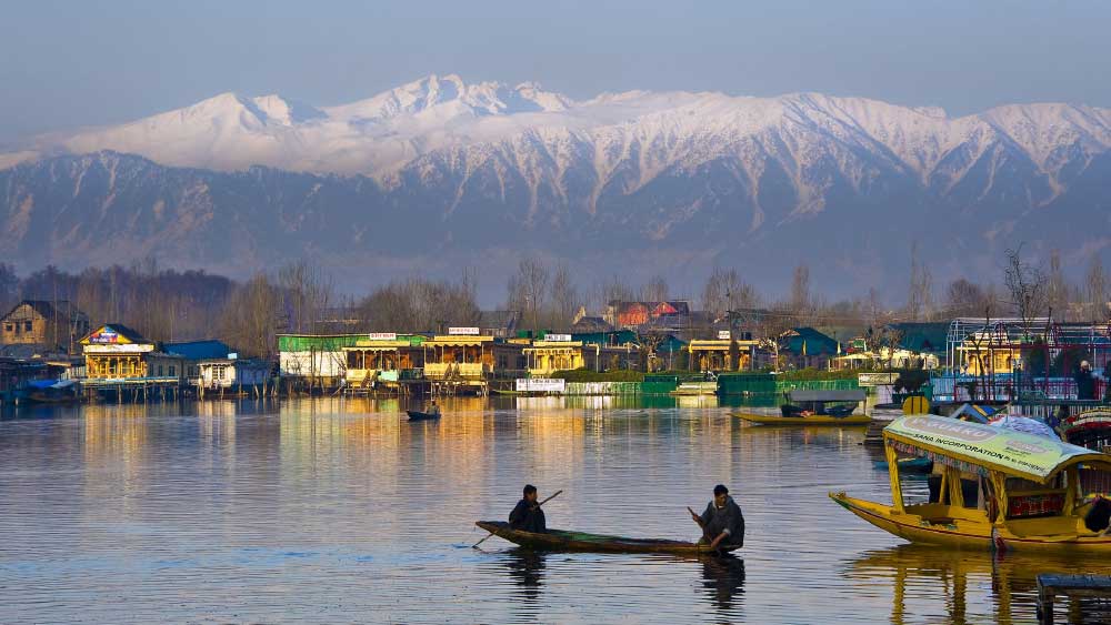 পরের দিন জম্মু থেকে যাত্রা শুরু। এ বারের গন্তব্য ভূস্বর্গ কাশ্মীরের রাজধানী শ্রীনগর। শ্রীনগরে  থাকাকালীন ঘুরে ফেলতে পারেন ডাল লেক-সহ অন্য দ্রষ্টব্য স্থান।