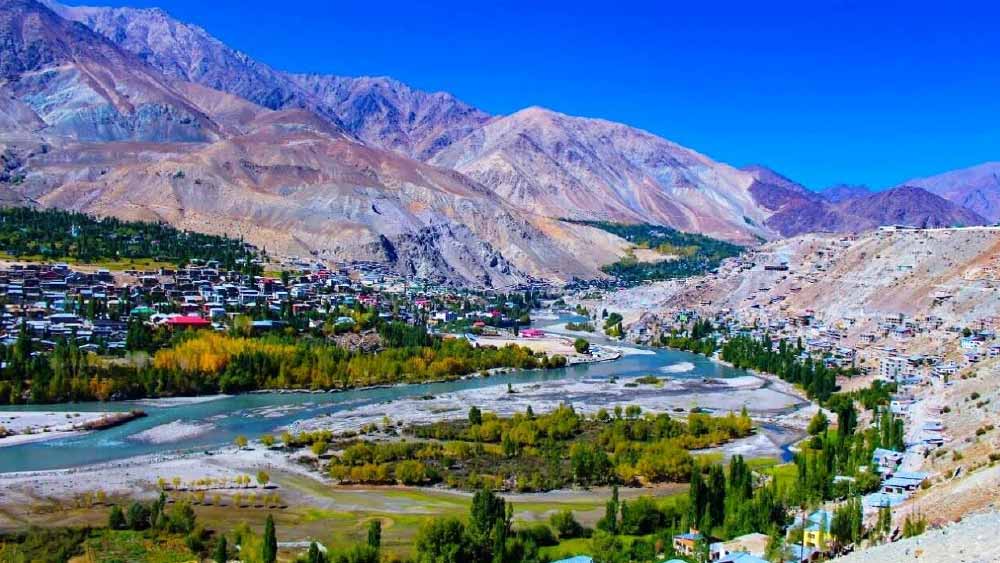 পরের দিনের গন্তব্য কার্গিল। মনে পড়ছে কার্গিল যুদ্ধের কথা? সেই স্থানে বাইক নিয়ে যেতে আলাদা রোমাঞ্চ হয় না? কার্গিল যাওয়ার পথেই পড়বে বিশ্বের দ্বিতীয় শীতলতম বাসযোগ্য স্থান দ্রাস।