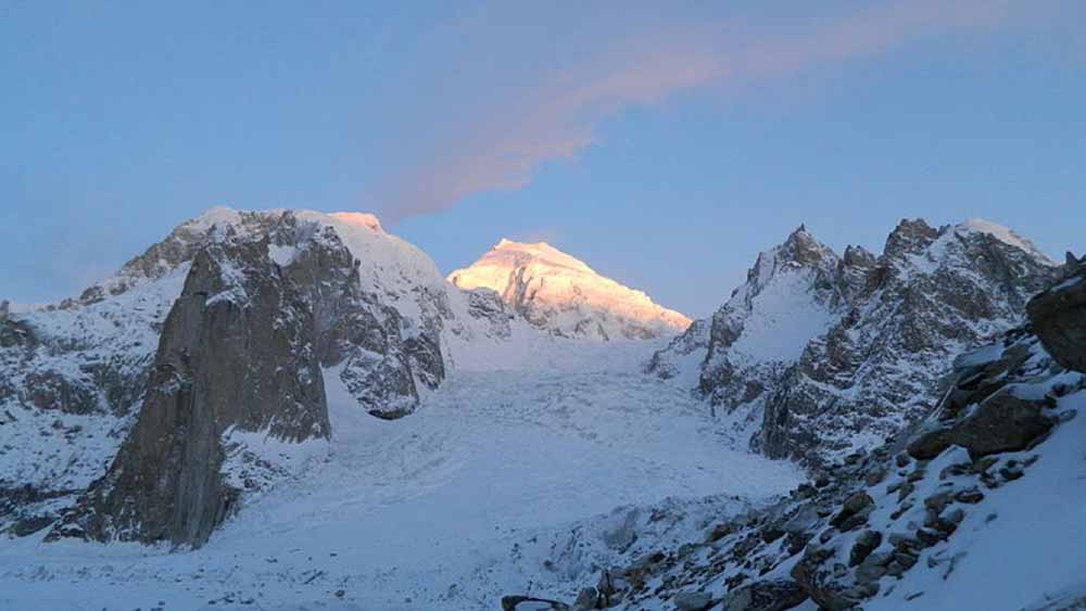 শীতকালে এই স্থানের সর্বনিম্ন তাপমাত্রা হয় হিমাঙ্কের নিচে ৬০ ডিগ্রি। সারা বছর তাপমাত্রা থাকে হিমাঙ্কের নিচে।