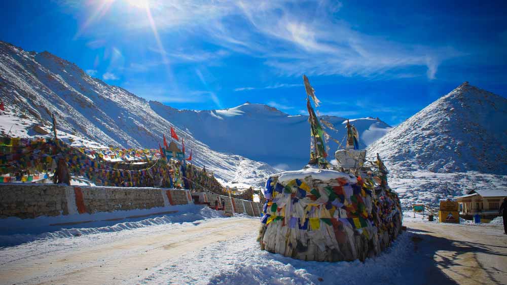 কী ভাবে যাবেন? লেহ্‌ থেকে প্রথমে যেতে হবে খার্দুংলা। এক সময় খার্দুংলা ছিল বিশ্বের সর্বোচ্চ যান চলাচলের রাস্তা। 