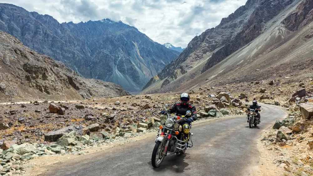 খার্দুংলা থেকে খার্দুং গ্রাম হয়ে যেতে হবে নুব্রা উপত্যকায়। 