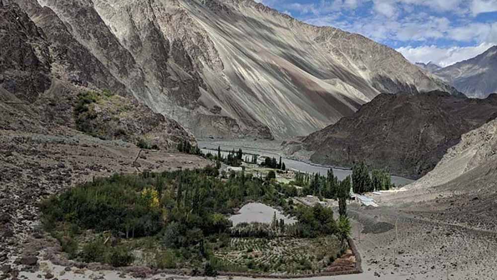 নুব্রা থেকে ওয়ারশি গ্রাম হয়ে আপনি পৌঁছবেন সেনা ছাউনিতে। 