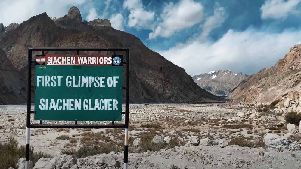 এই স্থানে একটি তোরণ নির্মাণ করা হয়েছে। যেখানে লেখা, সিয়াচেন আপনাকে স্বাগত জানাচ্ছে। এই স্থান থেকেই দূরে দেখা যায় সিয়াচেন হিমবাহ।