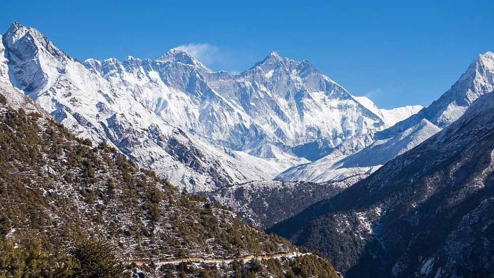 সিয়াচেনে যাওয়ার আগে কতগুলো বিষয় মাথায় রাখা জরুরি। সিয়াচেন হিমবাহে অক্সিজেনের মাত্রা সমতলের প্রায় দশ শতাংশ। তাই পৌঁছনোর পরই কমতে থাকে ওজন। বমি হওয়ার পাশাপাশি খিদে থাকে না একেবারেই।