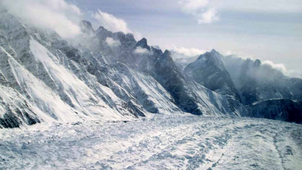 এই উচ্চতায় কোনও মানুষের বেঁচে থাকাটাই বিস্ময়ের। বিজ্ঞানের নিজস্ব নিয়মেই, পাঁচ হাজার মিটারের উপর শরীর পরিবেশের সঙ্গে খাপ খাওয়াতে পারে না। এই উচ্চতায় পর্বতারোহীরা যান, কিন্তু আবহাওয়া ভাল থাকলে তবেই পাহাড়ে ওঠেন তাঁরা। কিন্তু সেনাবাহিনীকে থাকতে হয় সারা বছর। ফলে এখানে যাওয়ার আগে নিজের শারীরিক সক্ষমতা সম্পর্কে সচেতন হয়েই যাবেন।