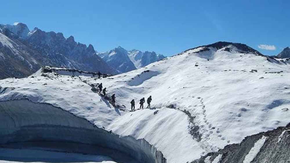 মনে রাখতে হবে, সিয়াচেনের ঝড় বড়ই ভয়ঙ্কর। সিয়াচেনে নিয়মিত ঘণ্টায় একশো মাইল বেগে ঝড় ওঠে। কখনও কখনও এই ঝড় টানা তিন সপ্তাহ স্থায়ী হয়। তুষারঝড়ে এই দীর্ঘ সময় ধরে পাঁচ হাজার মিটার উচ্চতায় কোনও মানুষের বেঁচে থাকার নজির খুবই কম।