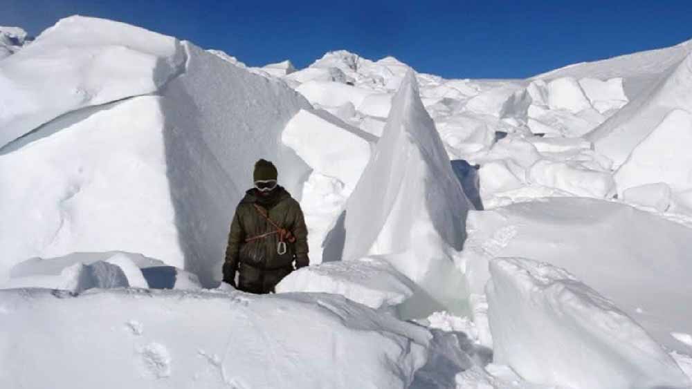 সিয়াচেনে খুবই কষ্ট করে থাকতে হয় সেনাদের। তুষার ঝড়ের সময় সেনা তাঁবুতে বসে থাকারও কোনও উপায় নেই। কারণ, তাহলে পুরো শিবিরই চলে যাবে বরফের তলায়। ঝড়ের মধ্যেই বেলচা হাতে নিয়ে বরফ সাফ করতে হয় সেনাদের। সারা বছরে সিয়াচেনে প্রায় ৩০-৪০ ফুট গভীরতার বরফ পড়ে । মাসের পর মাস স্নান না করে থাকেন ভারতীয় সেনারা। স্নান করলেই দুরারোগ্য ব্যধিতে আক্রান্ত হওয়া প্রায় নিশ্চিত।