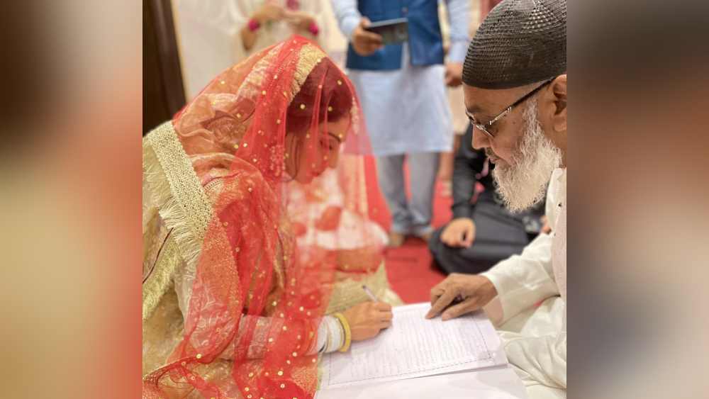 কাইনাতের বিয়ের ছবিতেও দেখা গিয়েছে ক্রিকেটের ছোঁয়া। লাল পোশাকে তাঁকে লাগছিল বেশ। তিনি নিজেই জানিয়েছেন, সব সময় এই ধরনের থিমে বিয়ে করতে চেয়েছিলেন। সেই স্বপ্ন পূর্ণ হয়েছে।