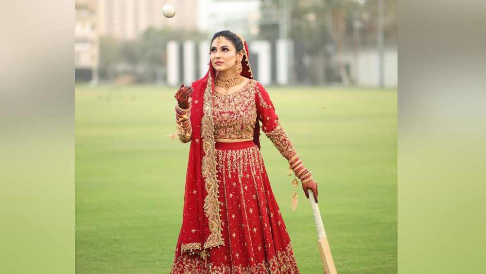 বেশ কয়েকটি ছবি প্রকাশ করেছেন কাইনাত। কোনও ছবিতে তাঁকে দেখা যাচ্ছে ব্যাট নিয়ে দাঁড়িয়ে। কোনও ছবিতে আবার ব্যাট-বল দুই-ই রয়েছে। ব্যাট করতেও দেখা যায় তাঁকে। বোলারের মুখ দেখা না গেলেও সম্ভবত তাঁর স্বামীই বল করছিলেন।