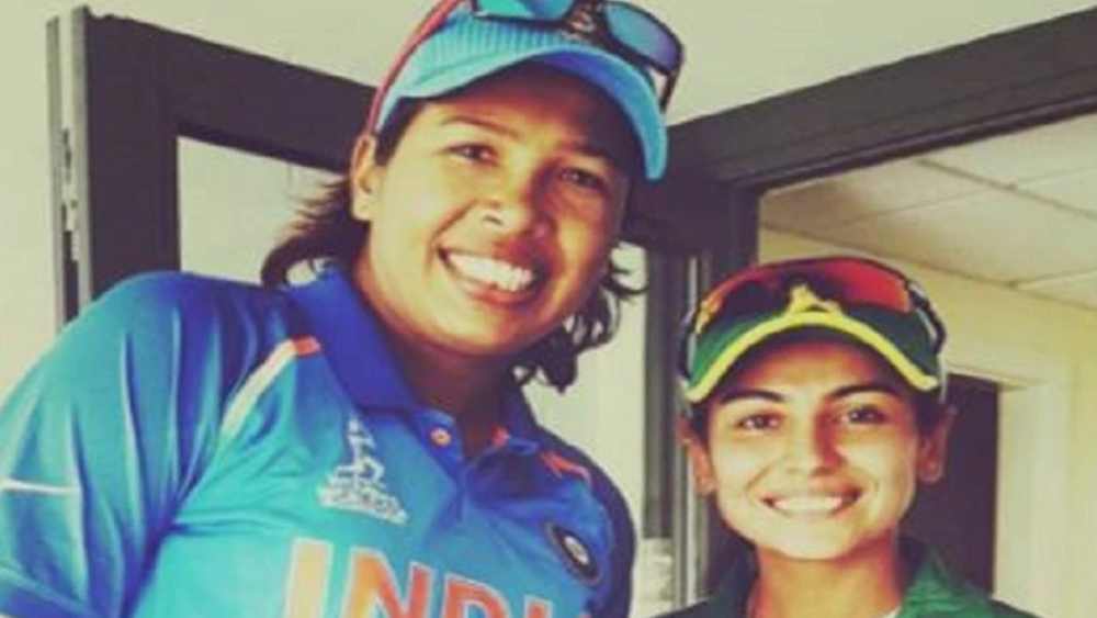 কাইনাতের জীবনে ঝুলন গোস্বামীর অবদান রয়েছে। ২০০৫ সালে এশিয়া কাপ খেলার সময় ঝুলনের সঙ্গে দেখা হয় কাইনাতের। তাঁকে দেখেই ক্রিকেটার হওয়ার স্বপ্ন দেখা শুরু করেন তিনি।