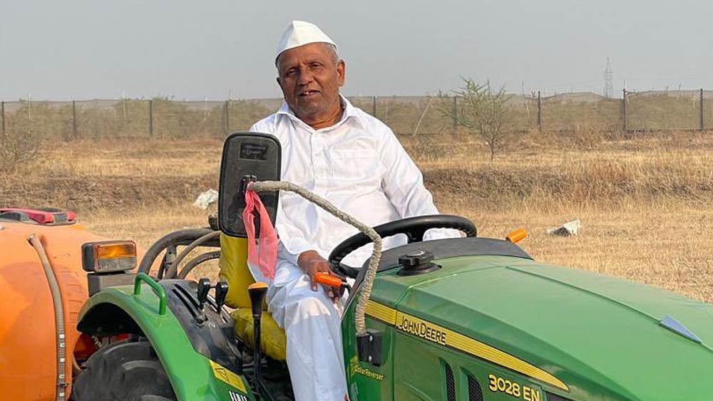 মহারাষ্ট্রের আমদনগর জেলার রালেগানের একটি ছোট্ট গ্রামে জন্ম বিজয়ের। বিজয়ের বাবা দর্জি এবং মা চাষের জমিতে দিনমজুরি করতেন। বিজয় ছোট থেকেই দেখতেন তাঁর বাবা-মাকে দু’বেলা দু’মুঠো খাবার জোগাড় করতে কতটা পরিশ্রম করতে হয়।