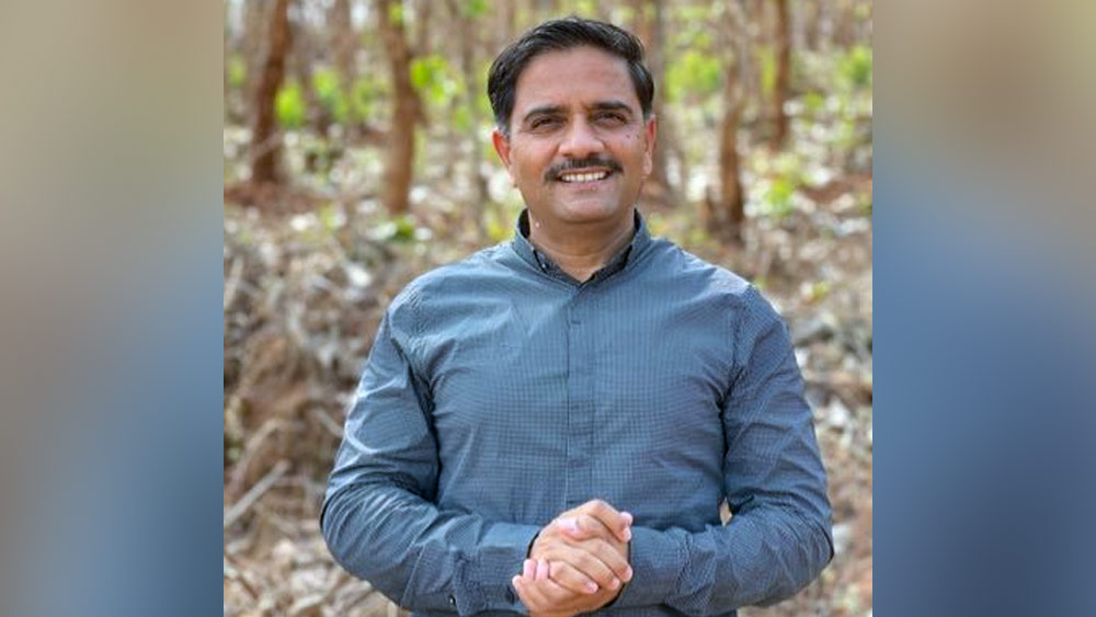 বিজয়ের বাবা-মা প্রতি দিন প্রায় ২০০ টাকা উপার্জন করতেন। আর সেই টাকাতেই রোজকার খাওয়াদাওয়া এবং দুই সন্তানের পড়াশুনোর খরচা চালাত হত তাঁদের।