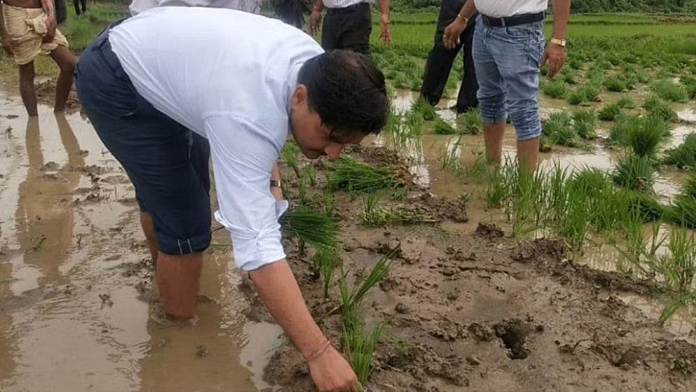 কিন্তু ছোট থেকেই বিজয়ের এমন কিছু করার ইচ্ছা ছিল, যাতে তিনি বাবা-মার দুঃখ একেবারে ঘোচাতে পারেন।