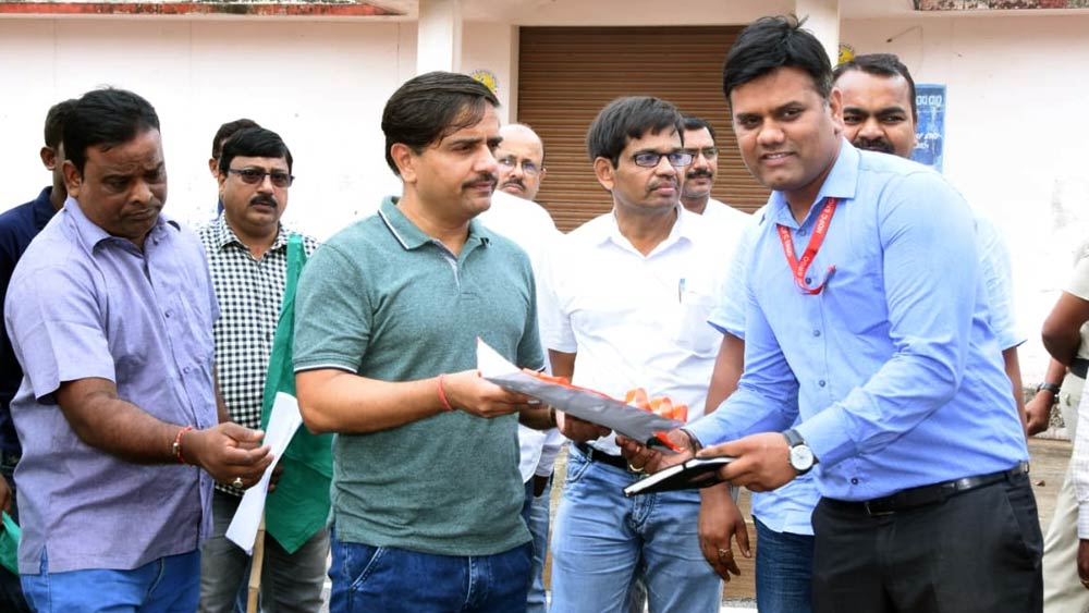 ছোট থেকেই বই পড়তে ভালবাসতেন বিজয়। স্কুলেও সেরাদের তালিকাতে থাকতেন তিনি। দশম এবং দ্বাদশ শ্রেণির পরীক্ষাতে তিনি স্কুলের ছাত্রদের মধ্যে প্রথম স্থান অধিকার করেন।  