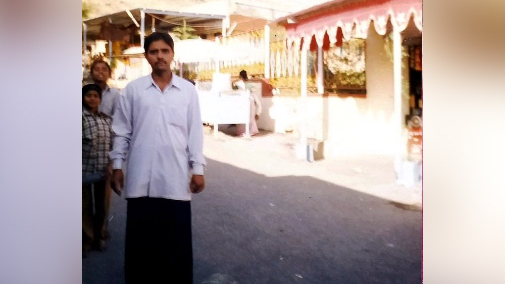 খুব কম সুযোগ-সুবিধা থাকা একটি খরাপ্রবণ গ্রামে বড় হয়ে ওঠা বিজয় ছোট থেকেই ডাক্তার হওয়ার স্বপ্ন দেখতেন। ডাক্তারি পরীক্ষায় আসন পাওয়া সত্ত্বেও পরিবারের আর্থিক পরিস্থিতির কারণে তাঁর ডাক্তারি পড়ার স্বপ্ন অপূর্ণ থেকে যায়।